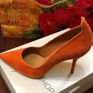 Orange suede ‘Giddy’ Pointy Toe pump w/heel tips